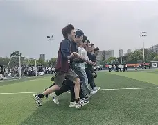 包含人队全队齐心协力，击溃对手取得胜利的词条
