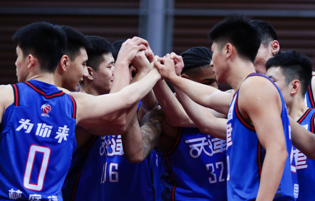 包含郑祺龙出战19分钟，6中3得到6分6篮板2失误的词条