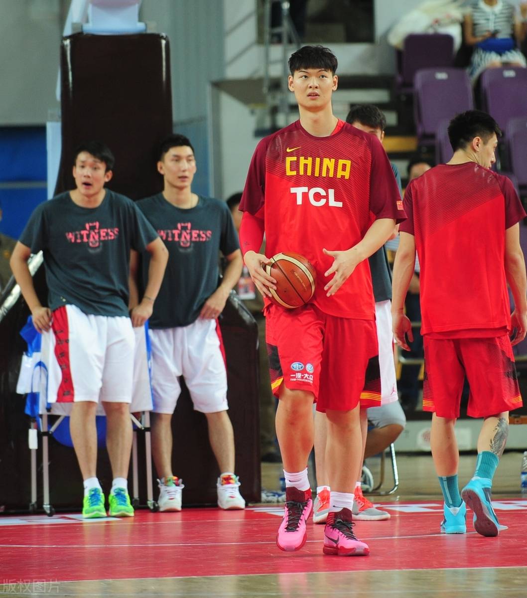 包含杨瀚森父母启程前往美国陪儿子参加NBA选秀大会的词条