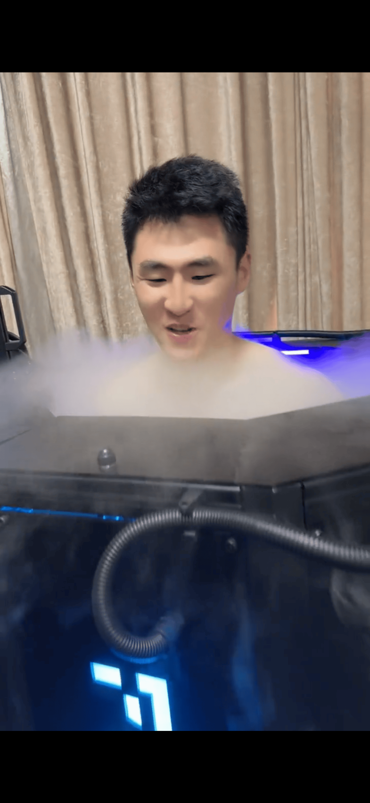 方硕更新社媒Vlog：只是吃个汉堡，又给我整花活