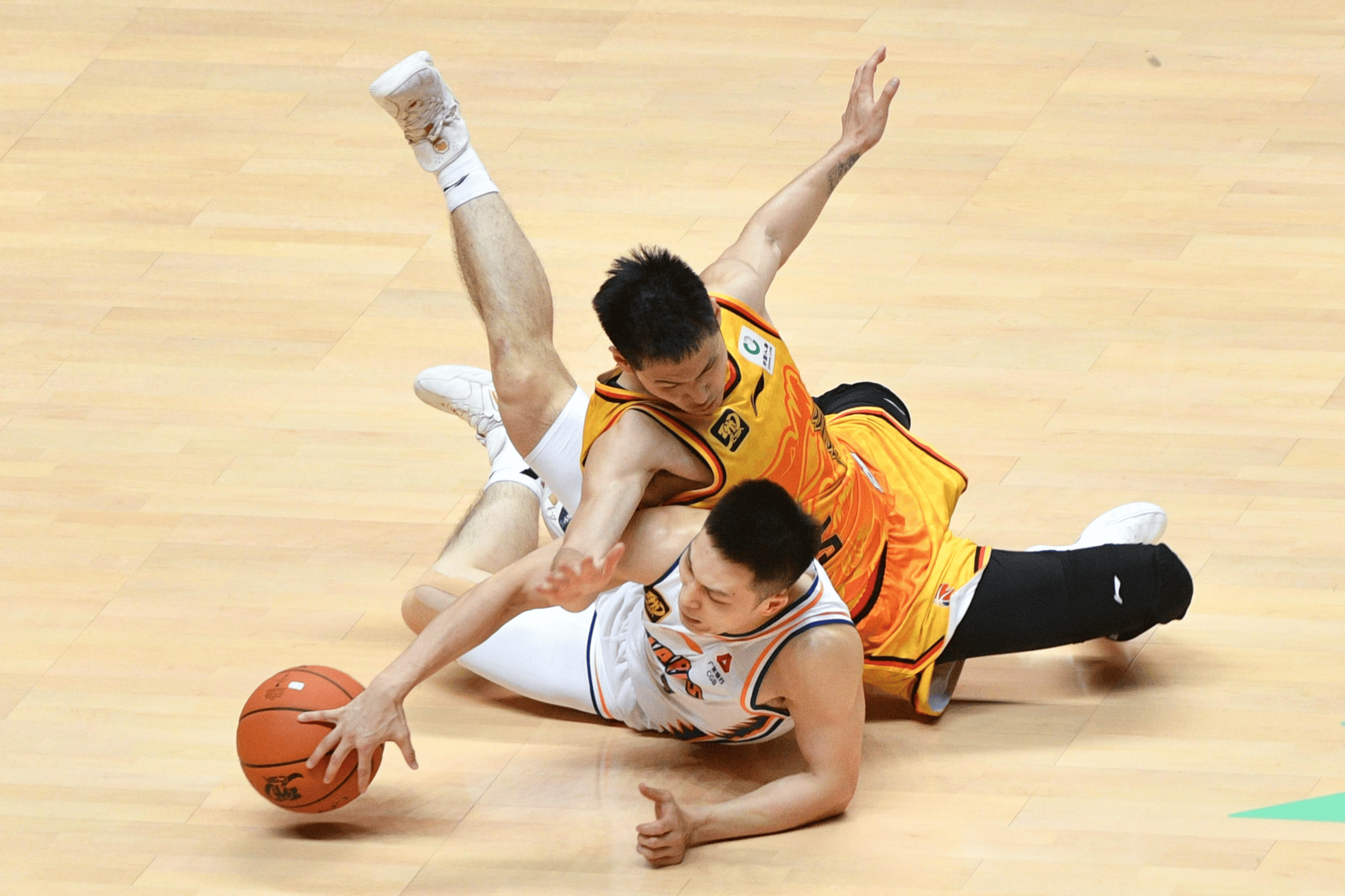 李弘权21分上海大胜广东张宁21分山西负同曦