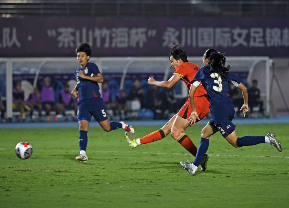 女足选手在国外比赛中勇夺冠军