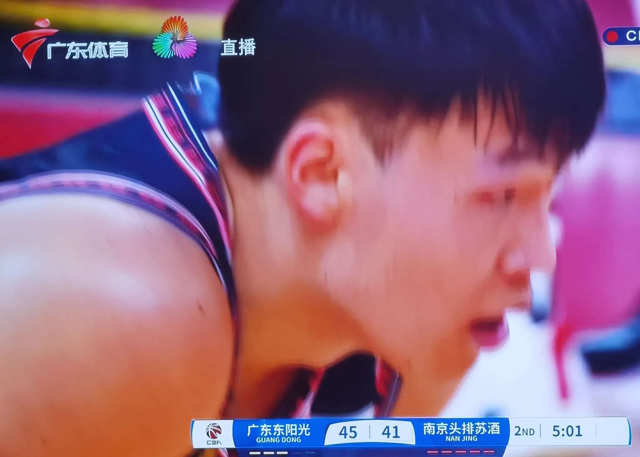 精打细算的战术部署，带领球队赢得了比赛