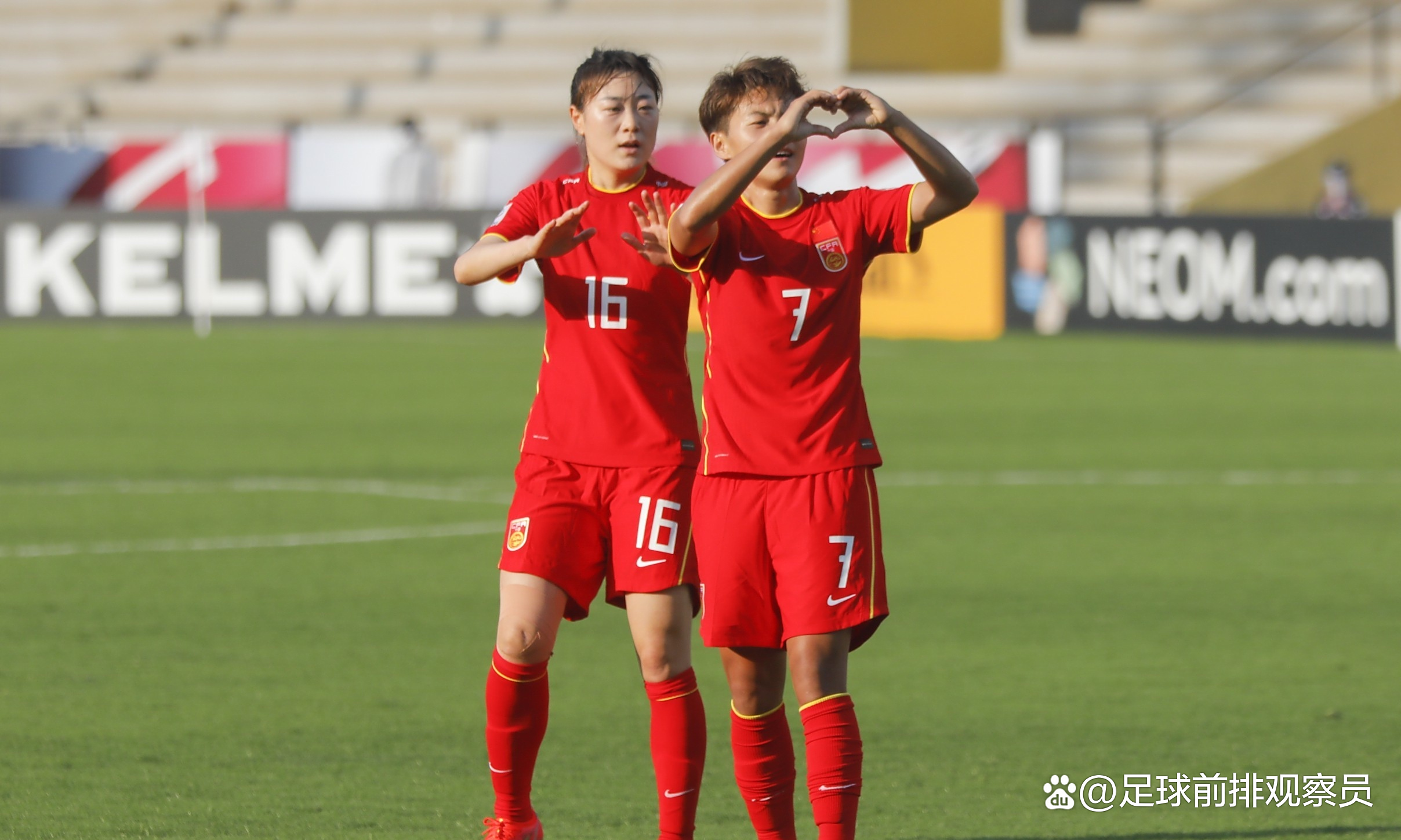 包含飒爽英姿展现实力，中国女足队再添光彩的词条